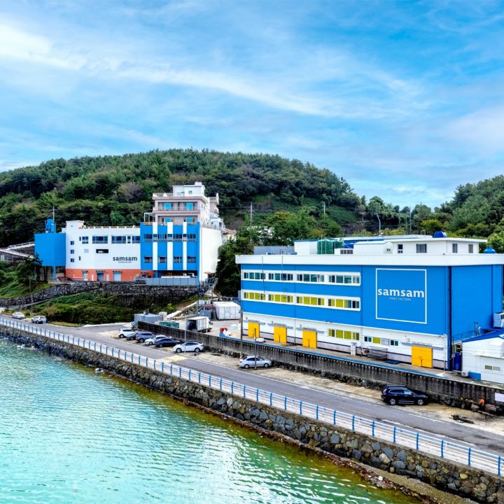 바닷가에 나란히 자리한 삼삼물산 제1공장과 제2공장 전경